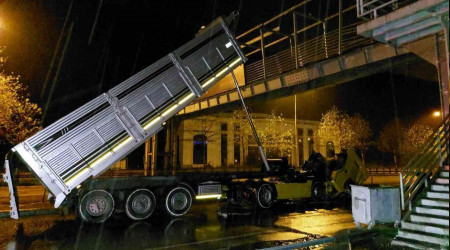 Tırın açılan damperi yaya üst geçidine çarptı: 4 yaralı