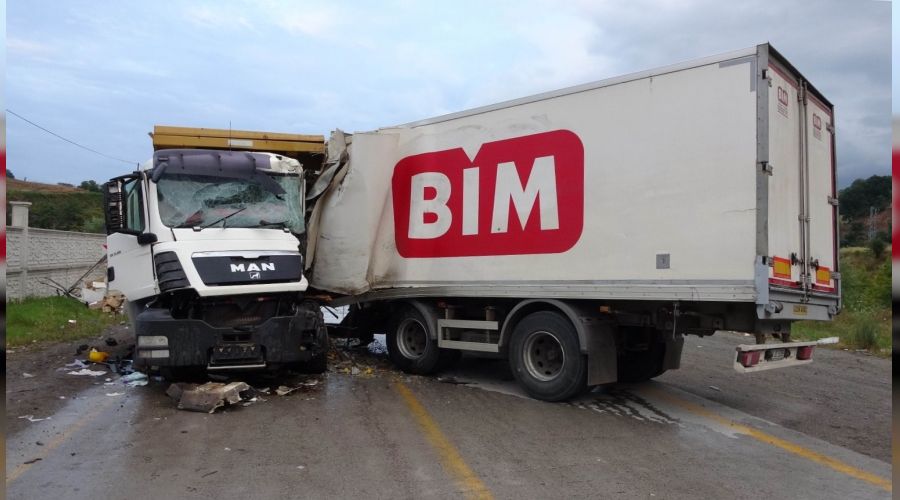 Tırın dorsesi kamyonla çarpıştı: 1 ölü