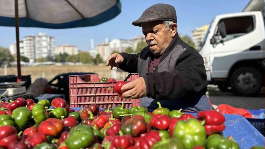 Tiyatroların sevilen yüzü semt pazarının da ilgi odağı oldu