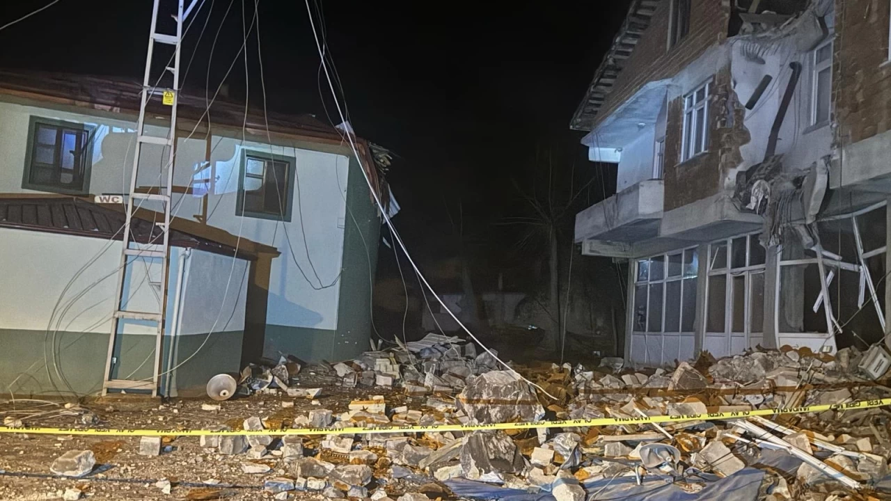 Tokat'ta heyelan tehlikesi bulunan köydeki caminin minaresi devrildi