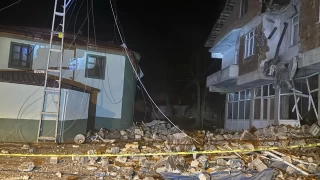 Tokat'ta heyelan tehlikesi bulunan köydeki caminin minaresi devrildi