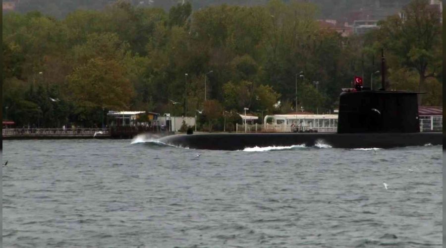 Türk denizaltısı İstanbul Boğazı'ndan geçti