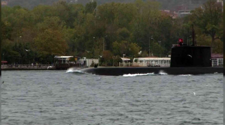 Türk denizaltısı İstanbul Boğazı'ndan geçti