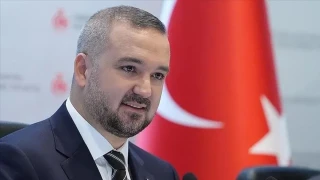 Türkiye Cumhuriyet Merkez Bankası Başkanı Fatih Karahan, yılın üçüncü enflasyon raporunu açıkladı. Piyasaların merakla beklediği enflasyon tahminlerini Merkez Bankası Başkanı Fatih Karahan açıkladı