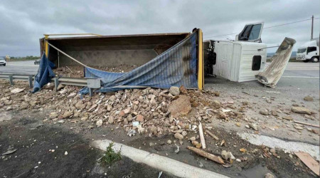 Tuzla'da hafriyat yüklü tır devrildi