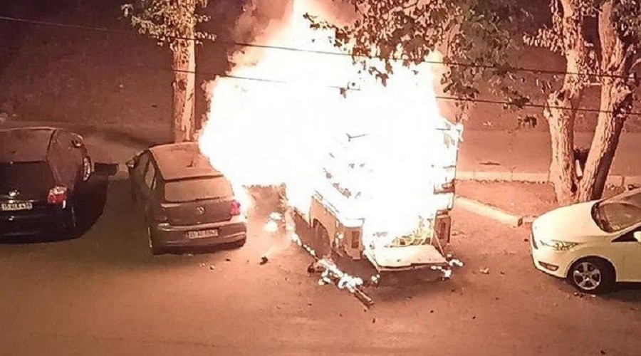 Üç aracı kundakladı