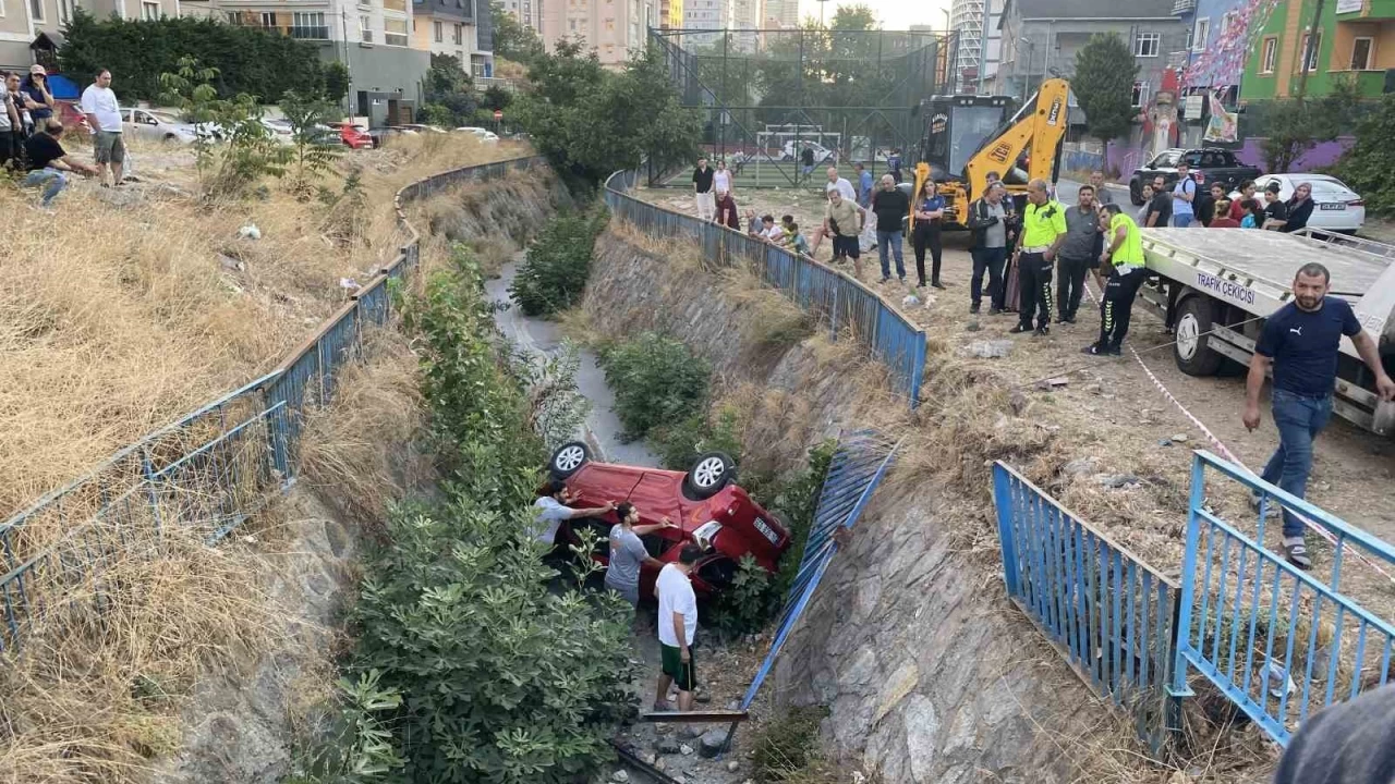 mraniye'de otomobiller arpt, biri dereye dt