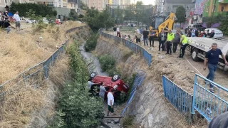 mraniye'de otomobiller arpt, biri dereye dt