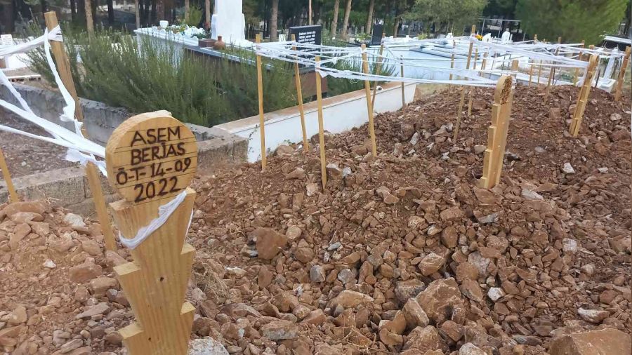Umuda yolculuk Kimsesizler Mezarl���'nda son buldu