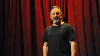 Ünlü komedyen Cem Yılmaz, Çanakkale Ayvacık'taki evinde yaşadığı göğüs rahatsızlığı nedeniyle hastaneye kaldırıldı
