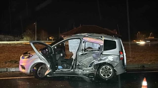 Uşak'ta ticari araç ile otomobil çarpıştı: 1 ölü, 5 yaralı