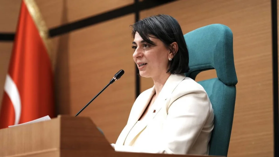�sk�dar Belediye Ba�kan� Sinem Dedeta�, ev hapsi �eklinde adli kontrol tedbiri uygulanarak tahliye edildi