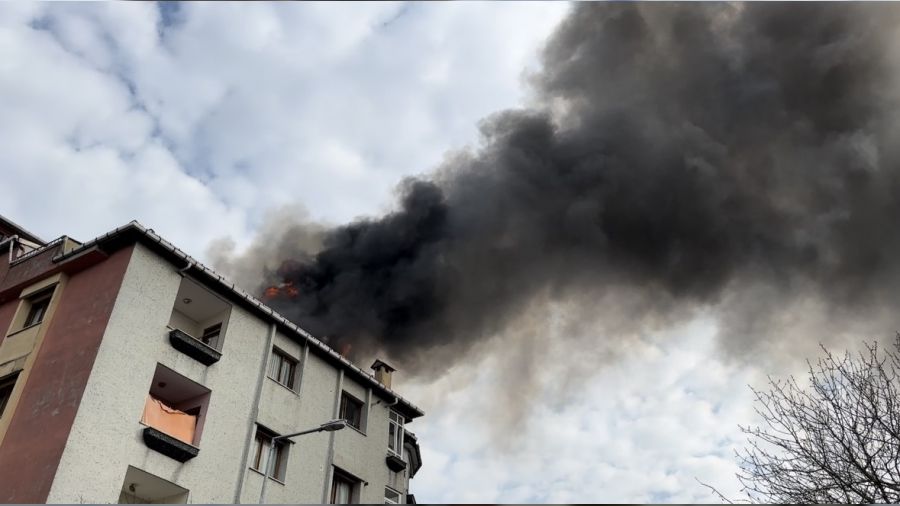 Üsküdar'da 5 katlı binada yangın