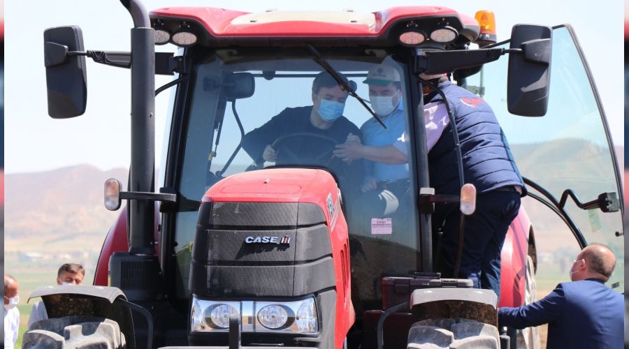 Vali trakt�rle tarlay� s�r�p �apa yapt�