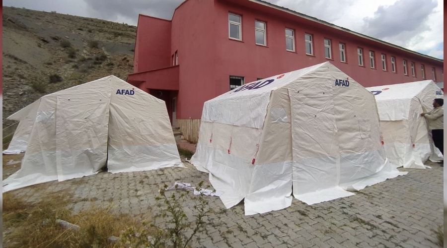 Van'da sel mağdurları için çadır kuruluyor