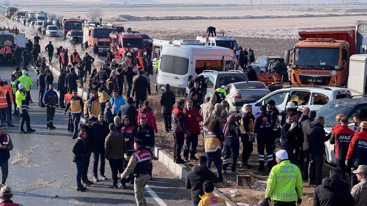 Van'da zincirleme trafik kazasında 2 kişi öldü, 15 kişi yaralandı