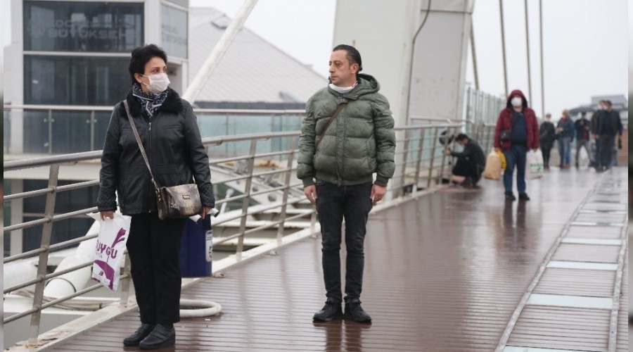 Ya�mur alt�nda Ata'ya sayg�