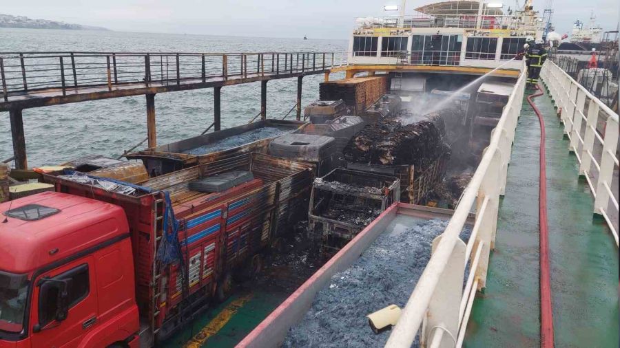 Yanan feribottan denize atlamayı düşünmüşler