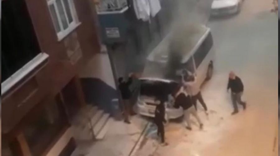 Yanan minibüsü damacanayla söndürdüler