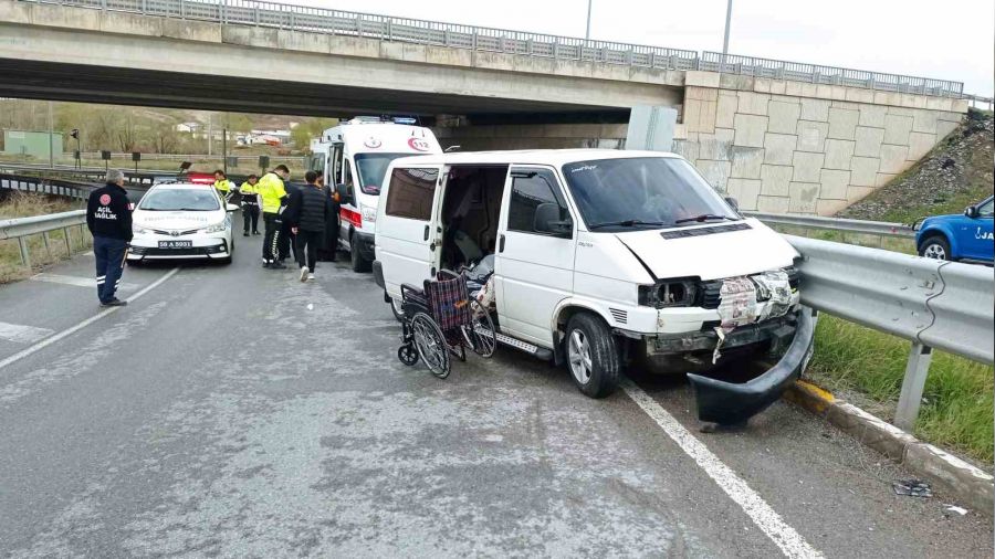 Yemin t�renine giden aile kaza yapt�: 4 yaral�