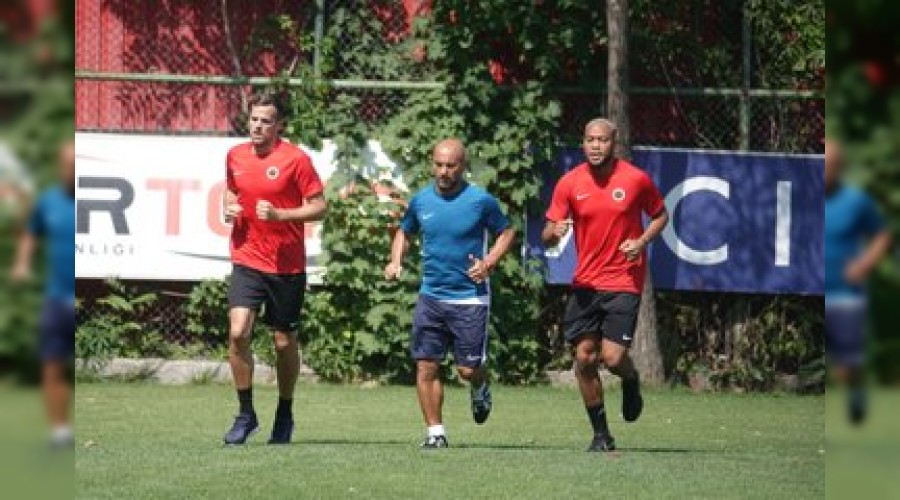 Yeni transferler idmana ��kt�