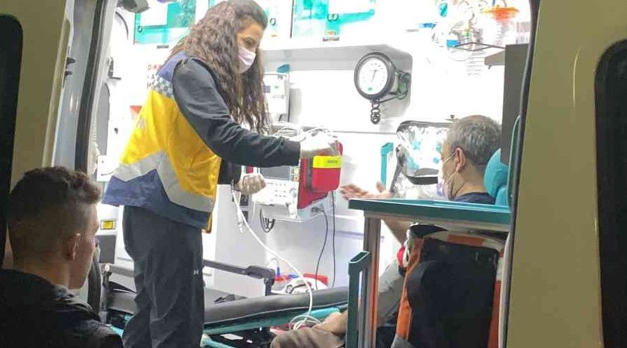 Yere düşen mum odayı yaktı, 1 kişi dumandan etkilendi