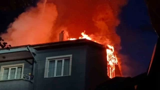 Yıldırım düşen evin çatısı alev alev yandı