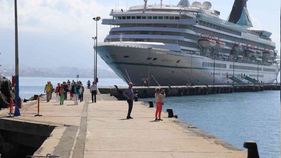 Yılın ilk kruvaziyeri 690 yolcusu ile Alanya'da