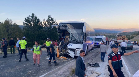 Yolcu otobüsü ile traktör çarpıştı