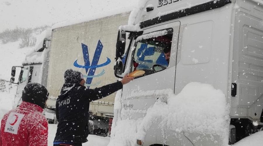 Yollarda mahsur kalanlara kumanya deste�i verildi