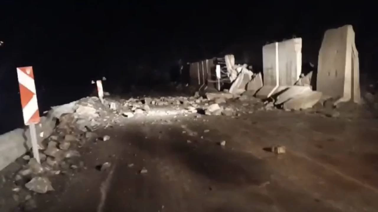 Yüksekova-Van karayolundaki heyelanda faciadan dönüldü