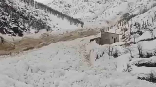 Yüksekova'da çığ düştü, köyün şehirle ulaşımı kesildi