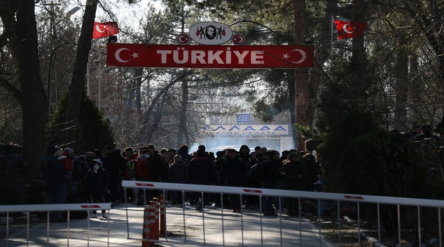 Yunanistan s�n�r� jiletli telle kapat�yor