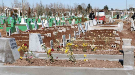 Yrek yakan hatralar mezarlklara dizildi