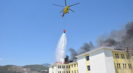 Yurt binasının çatısındaki yangına helikopterli müdahale