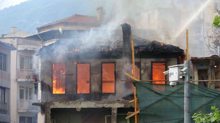 Y�zlerce y�ll�k tarihi bina yand�