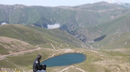 Zirvedeki krater gölleri büyülüyor