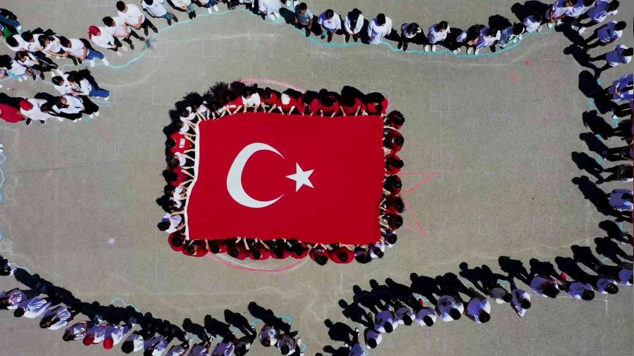 200 liselinin Türk bayrağı koreografisi