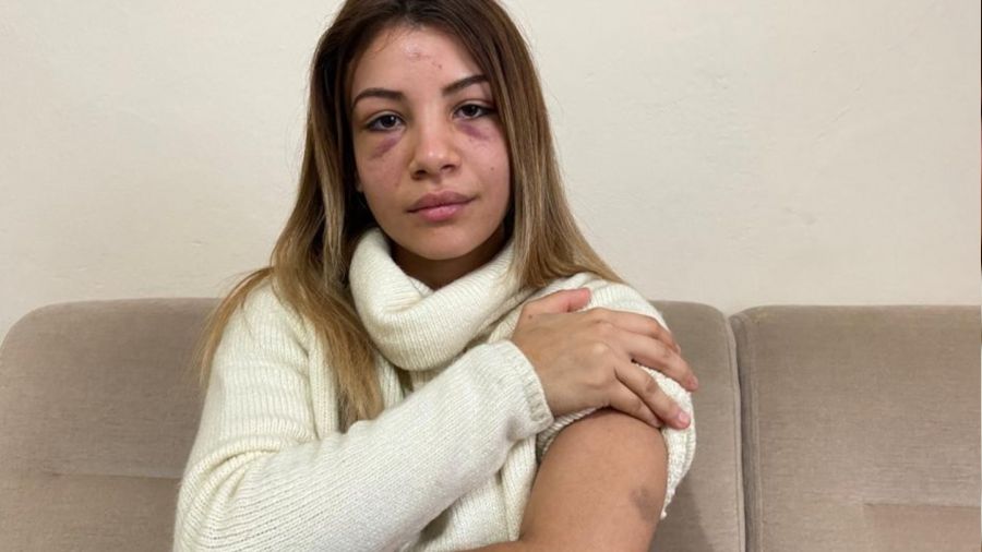 4 aylık hamile karısını çocuğunun gözü önünde dövdü