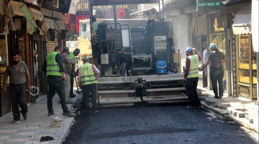 40 derece sıcaklıkta 60 derecelik asfalt döküyorlar