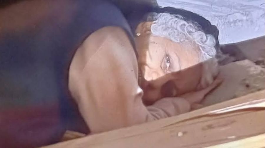 40 saat sonra enkaz alt�ndan gelen g�l�mseme