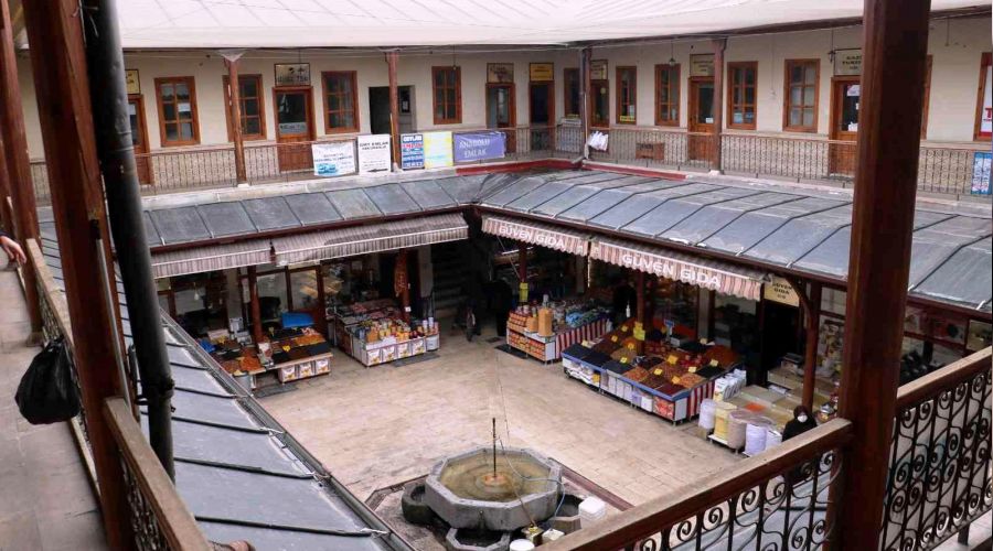 5 asırlık han zamana meydan okuyor