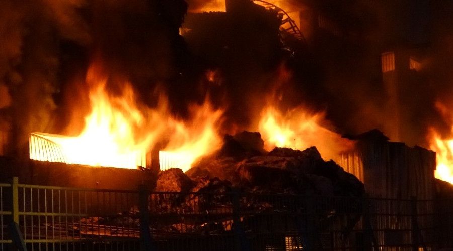 7 saatir devam eden yangında alevler geceyi aydınlattı