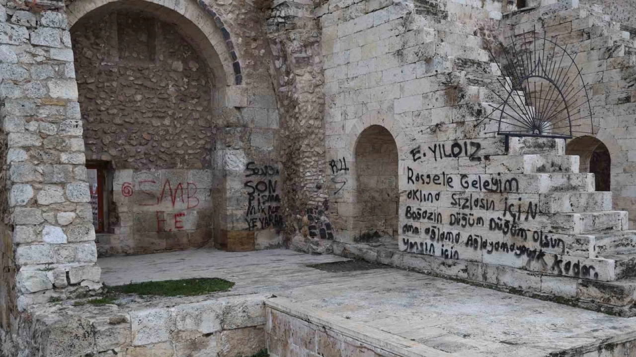 8 as�rl�k medreseye sprey boyayla yaz� yazd�lar