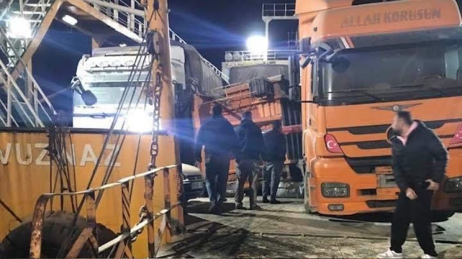 Açık denizdeki tır devrildi
