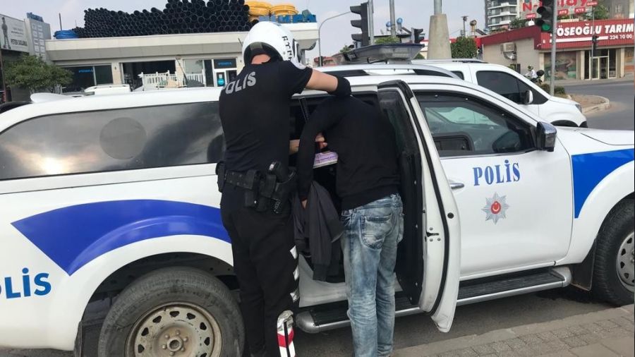 Adana'da kavşaklarda dilenen ve cam silen 80 kişi yakalandı