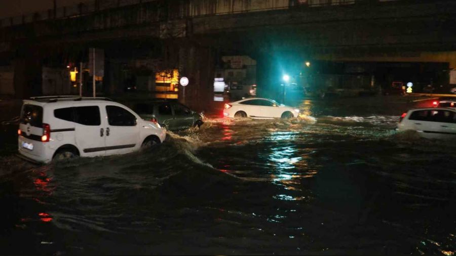 Adana'da sa�anak ya��� yollar� g�le �evirdi
