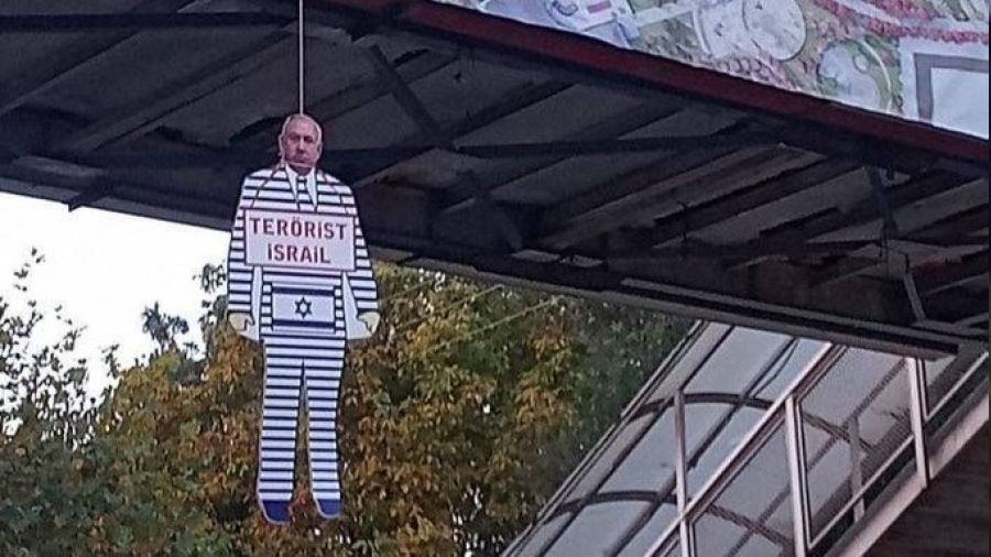 Afyonkarahisar'da, üzerinde ‘terörist İsrail’ yazan Netanyahu maketi köprüye asıldı