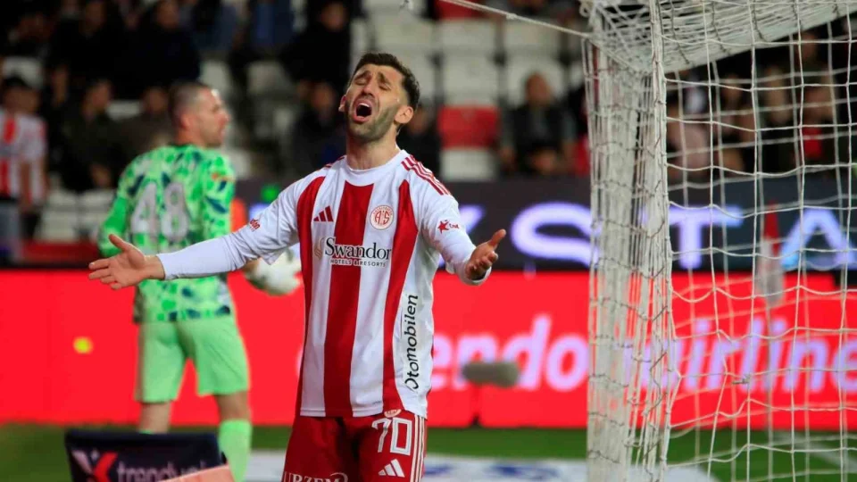 Akdeniz derbisinde sessiz e�itlik: Antalyaspor ate� hatt�nda