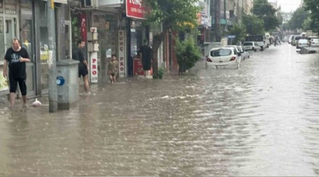Akhisar' sel vurdu